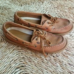 Sperry leather boat shoes!