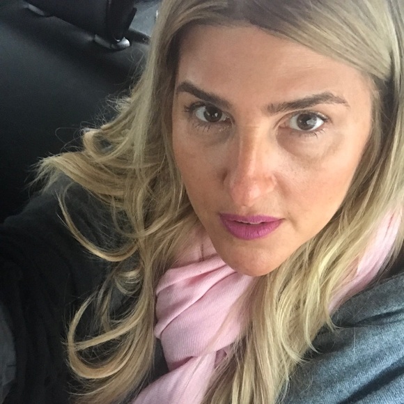 Meet your Poshers, Shanthi and Omi! ๐โฏ๏ธ๐๐๐ค๐ - Picture 2 of 5