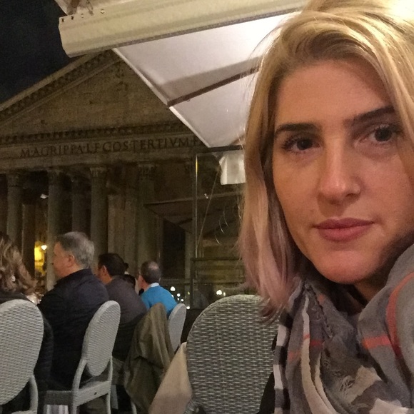 Meet your Poshers, Shanthi and Omi! ๐โฏ๏ธ๐๐๐ค๐ - Picture 3 of 5