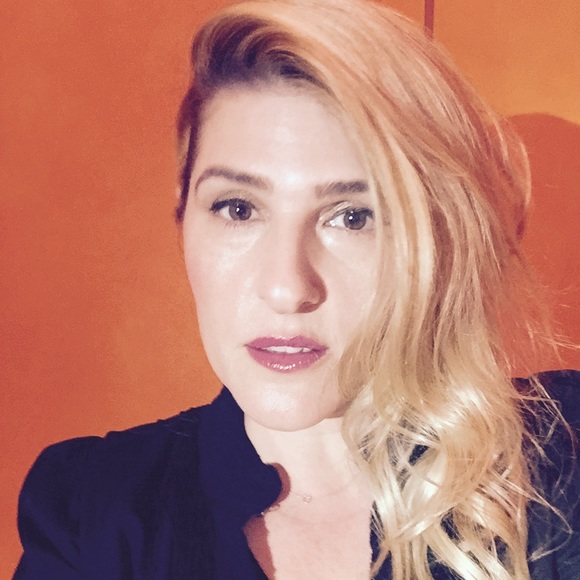 Meet your Poshers, Shanthi and Omi! ๐โฏ๏ธ๐๐๐ค๐ - Picture 4 of 5