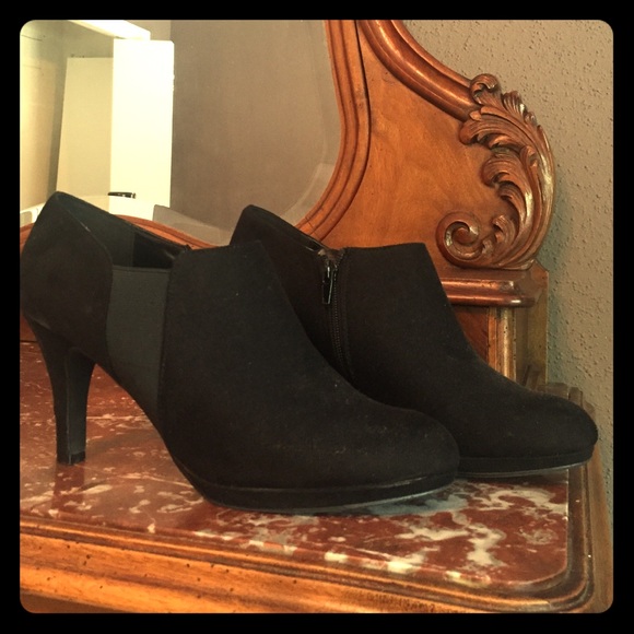 Black heeled ankle bootie