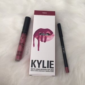 Kylie Lip Kit in Poise K