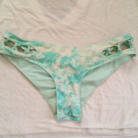 Cute cheeky bikini bottoms