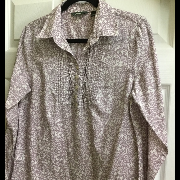 Eddie Bauer button down with beautiful detail.