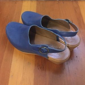 GREAT CONDITION blue Danskos