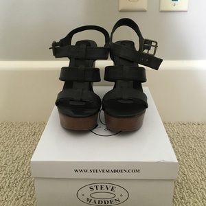Never worn Steve Madden black wedges