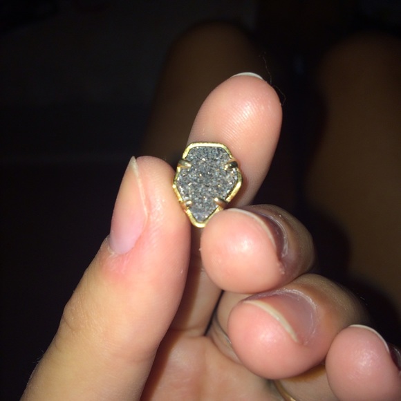 Removable Kendra Scott necklace pendant