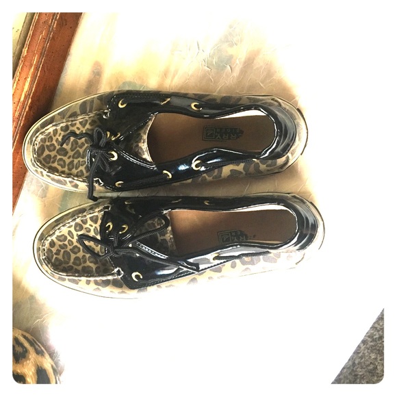 Size 8 cheetah sperrys