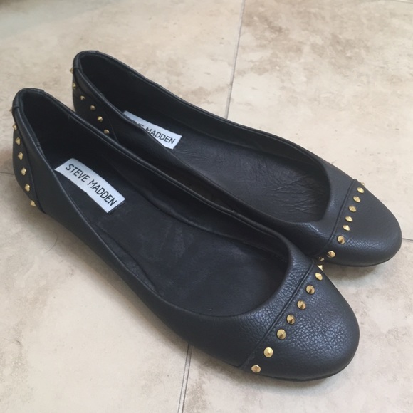 Steve Madden Shoes - Black Steve Madden flats with gold studs