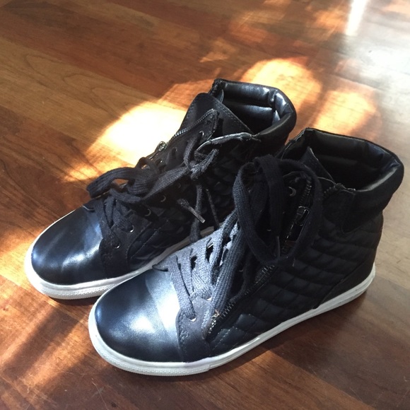 Zara Trafaluc Sneaker - Size 6