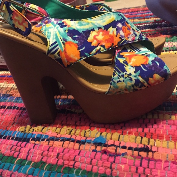 Pattern Women's Heels - Picture 3 of 4