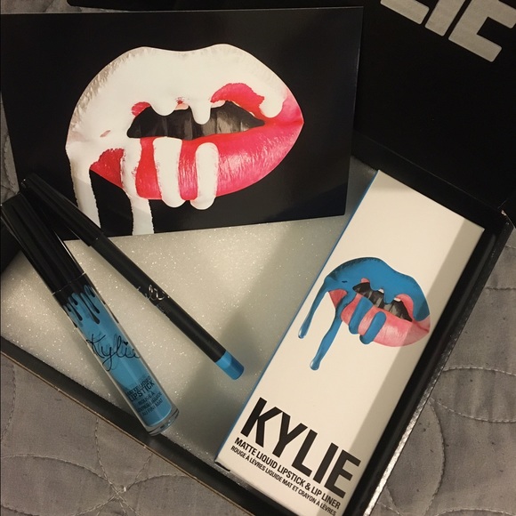 Limited Edition Kylie lip kit in Skylie