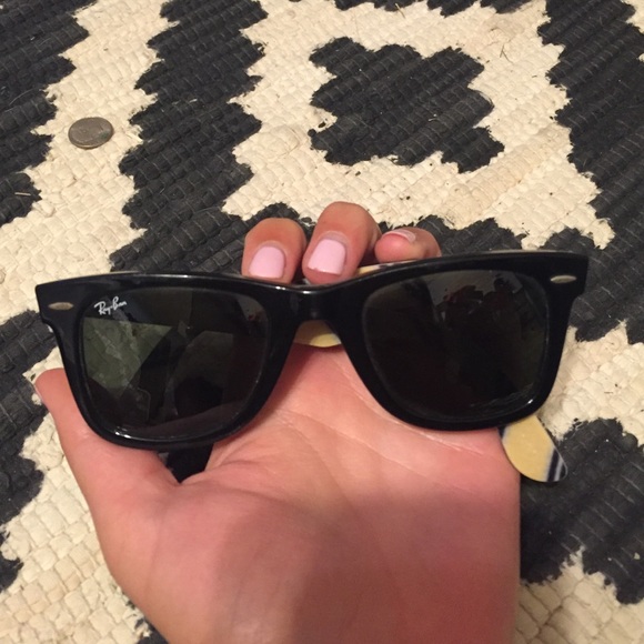 Original Wayfarer Classic Ray Bans - Picture 3 of 4