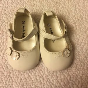 White floral baby shoes