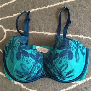 Victoria's Secret VS very sexy plunge bra