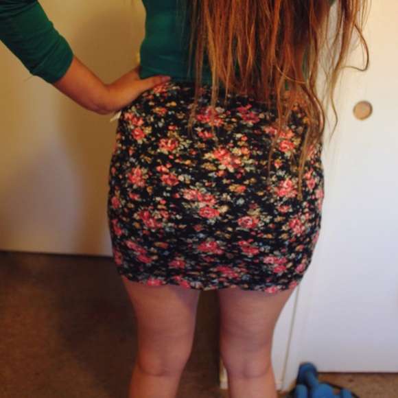 Black floral skirt - Picture 2 of 2
