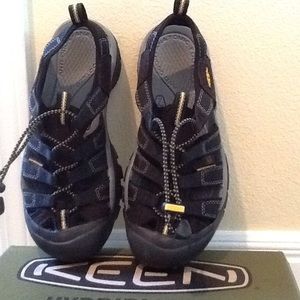Keen Hybridlife black, Wore Once, hiking sandals