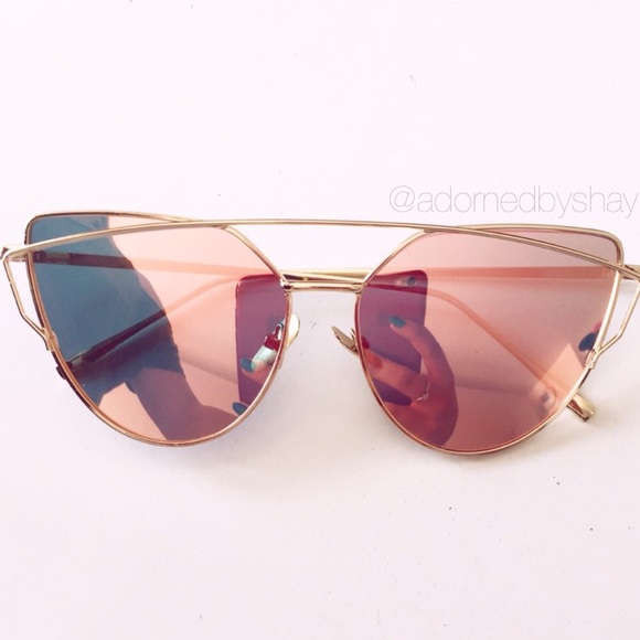 ✨Rose Gold Sunglasses🌺 - Picture 2 of 4