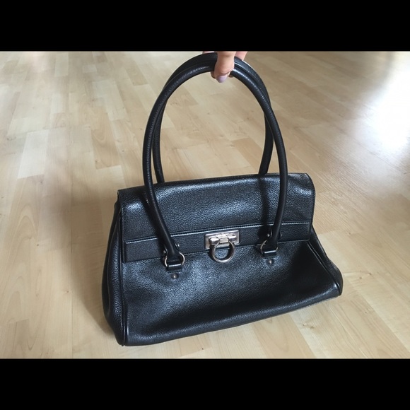 Salvatore FERRAGAMO Gancini Black Leather  Bag