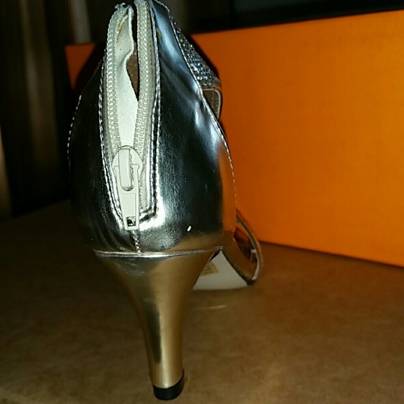 SOLD .....Gold sandals, new without tag - Picture 2 of 4