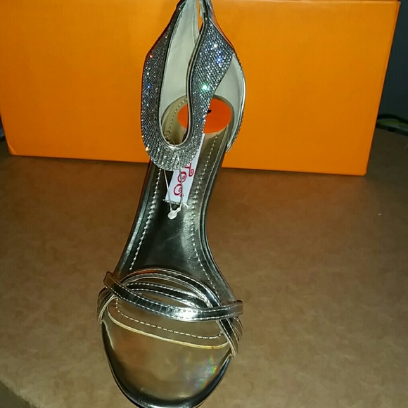 SOLD .....Gold sandals, new without tag - Picture 3 of 4