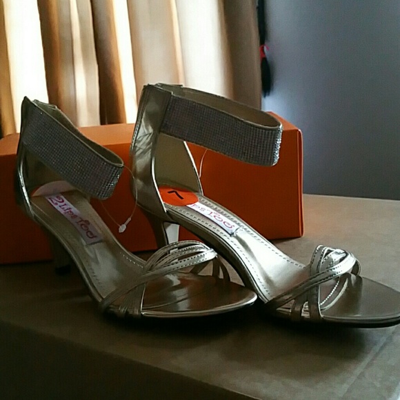 SOLD .....Gold sandals, new without tag - Picture 4 of 4