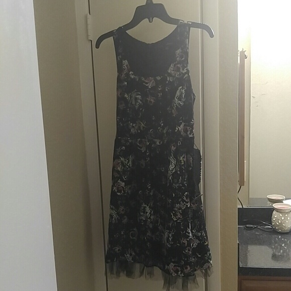 Cute summer dress with belt. Brand new condition