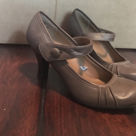 Brown low Mary Jane heels