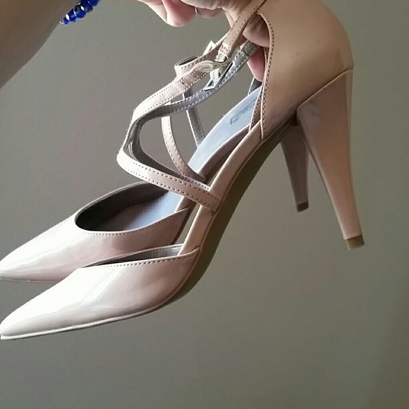 Tahari sandals