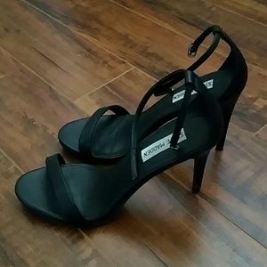 Steve Madden black ankle sandal