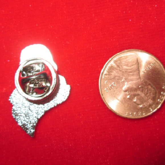 Tura Satana lapel pin enamel jewelry - Picture 4 of 4