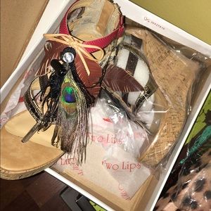 Wedge feather sandal