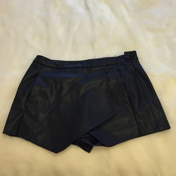Zara Pants - Zara Basic Black Faux Leather Skort - size S