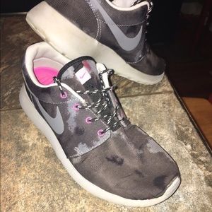 Pink and gray printed Nike Roshe Runs💕