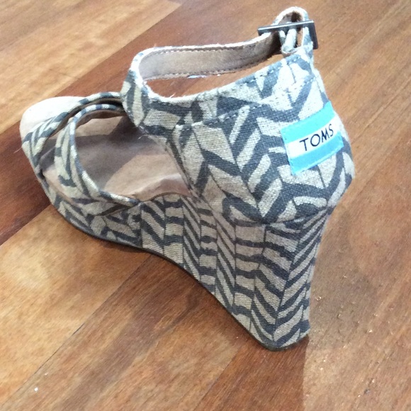 NWT Super cute and comfy Wedges