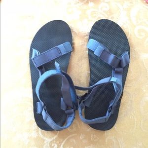 Men's size 9 Teva's