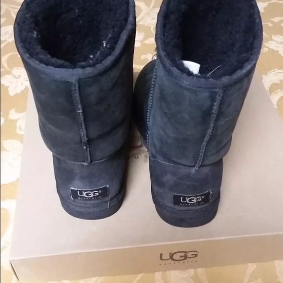 Black classic short Uggs size 5(can fit size 7-8) - Picture 2 of 4