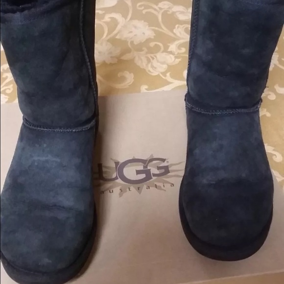 Black classic short Uggs size 5(can fit size 7-8) - Picture 3 of 4