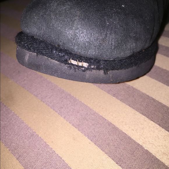 Black classic short Uggs size 5(can fit size 7-8) - Picture 4 of 4