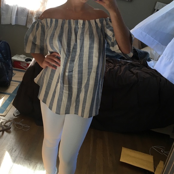 *LAST ONE* Off The Shoulder Top - Picture 2 of 4