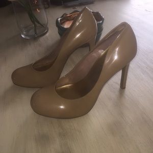 Jessica Simpson pumps