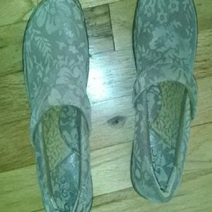 Boc borne soft clog shoes