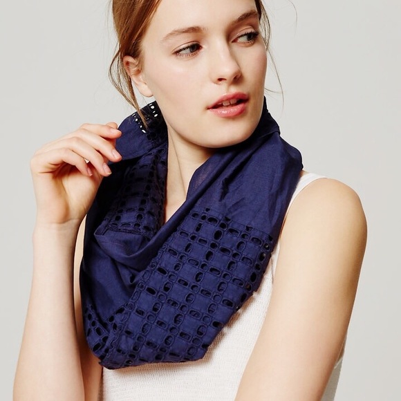 ⚬Loft⚬Navy Eyelet Infinity Scarf - Picture 2 of 4