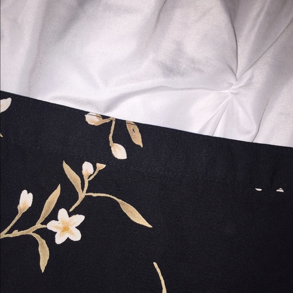 ‼️SOLD‼️ Black Floral skirt - Picture 2 of 4