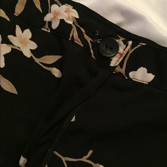 ‼️SOLD‼️ Black Floral skirt - Picture 3 of 4