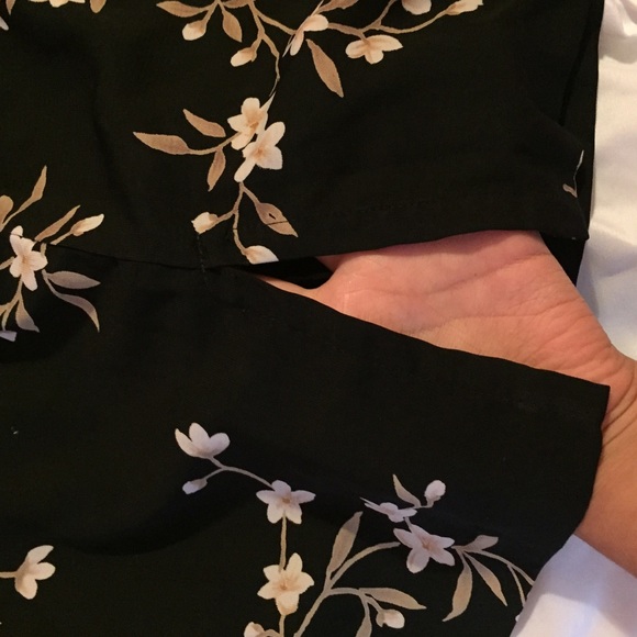 ‼️SOLD‼️ Black Floral skirt - Picture 4 of 4