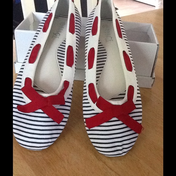 Ladies flat shoes