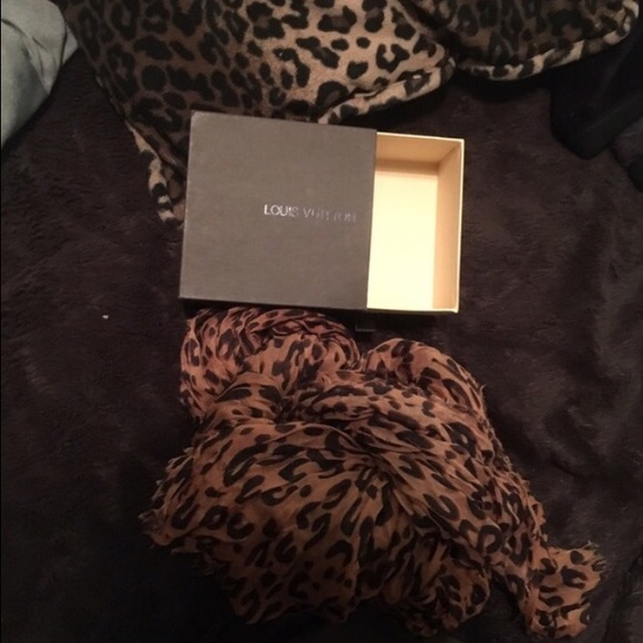 Cheetah print Louis Vuitton scarf - Picture 1 of 2