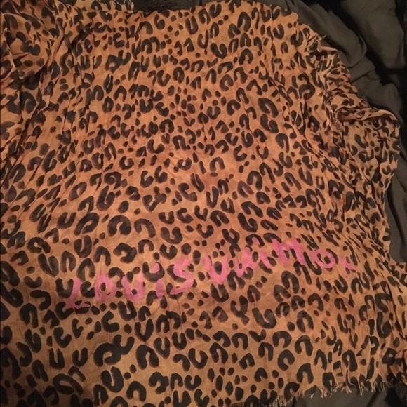 Cheetah print Louis Vuitton scarf - Picture 2 of 2