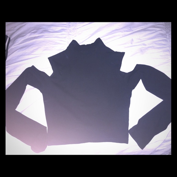 Cut out shoulders crop top